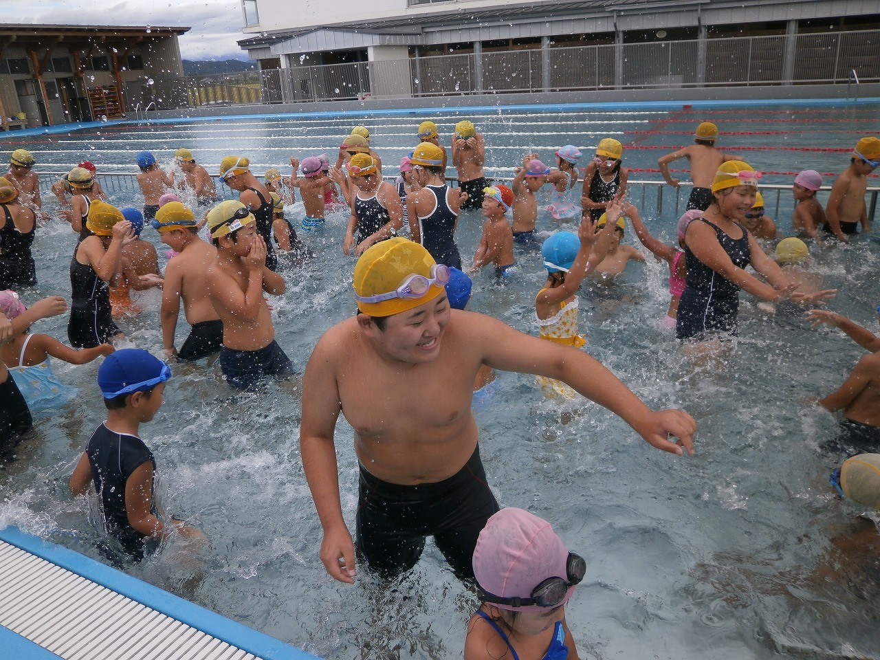  小学生 プール 小学生と一緒に、プールで遊んだよ（年長児と５年生）: ひがしっこの日々の様子