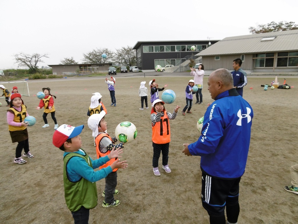 サッカーを楽しむ 東幼稚園 ひがしっこの日々の様子